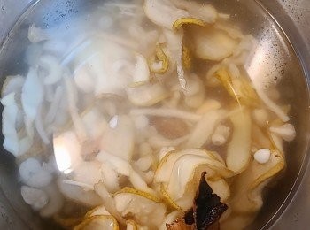 step2: 將所有材料凍水落煲約1.5小時便成，用高壓煲則煲約10分鐘，喝前再大滾5分鐘落鹽便成。
