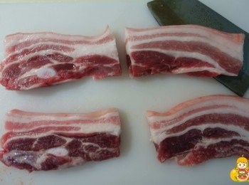 step2: 準備拿出來先處理一下，因為考量氣炸鍋大小，所以法蘭要先把它切半，到時候氣炸的時候才可以平坦的舖進去。大家可依照自己家氣炸鍋大小來決定，如果要使用烤箱的人，則比較沒有這個問題