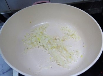 step1: 洋蔥切丁、蒜頭和薑切末。熱鍋加油，把洋蔥炒熟，炒熟過程加點黑胡椒和鹽巴調味