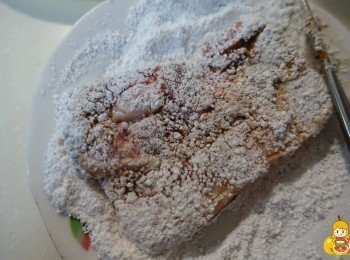 step8: 從冷藏拿出來，豬五花可以稍微再把它攪勻、按摩一下，接著拿出炸粉來法蘭是使用木薯粉/地瓜粉，可隨個人喜好使用別種粉