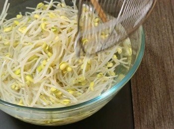 step5: 把大豆芽菜撈起，放入冰水中浸1分鐘，然後瀝乾水份。