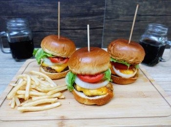 step6: 最後進行組裝，在漢堡胚上面擠上番茄醬，放上有起司的漢堡肉，放一點蘑菇醬，放上番茄片、洋蔥圈、生菜，蓋上漢堡胚，這樣就完成啦!還可以在炸個薯條，倒杯可樂，這樣就跟外面賣的漢堡套餐一樣了!