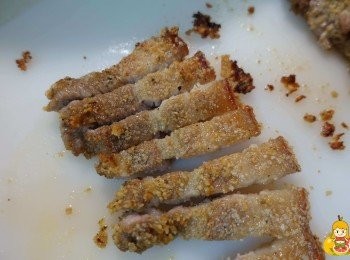 step12: 接著一樣噴上油，就放進烤箱大約15分鐘，簡易完成配料。豬五花出爐之後，確定熟度都沒問題，就可以開始切片了，順便可以吸一點油