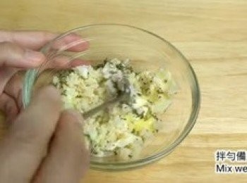 step4: 蒜頭切碎加黃油，糖鹽和歐芹拌勻備用。
1 head of garlic 1顆蒜頭
Parsley moderate (optional)歐芹適量(選擇性)
Sugar 3g 砂糖
Salt 3g 鹽
Softened unsalted butter 50g 
軟化無鹽牛油