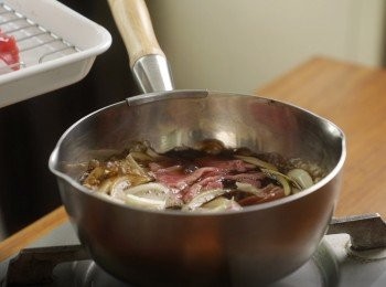 step3: 大火煮到微滾，放入牛肉