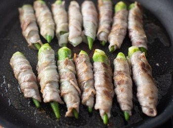 step4: 熱油鍋，將捲好的秋葵豬肉下鍋煎至表面焦黃