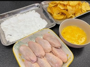 step1: 1.<a href="https://bit.ly/3zHU5V3" target="_blank" data-keyword="雞翼" class="guide-link"><strong>雞翼</strong></a> <span style="display:inline-block;vertical-align:middle;margin-top:-3px;color:initial;border-radius:3px;padding:2px 3px;font-size:12px;line-height:14px;background:#87d300;color:#fff;">即買</span> 先解凍，用鹽水浸<a href="https://bit.ly/3zHU5V3" target="_blank" data-keyword="雞翼" class="guide-link"><strong>雞翼</strong></a> <span style="display:inline-block;vertical-align:middle;margin-top:-3px;color:initial;border-radius:3px;padding:2px 3px;font-size:12px;line-height:14px;background:#87d300;color:#fff;">即買</span> 15分鐘，<a href="https://bit.ly/3zHU5V3" target="_blank" data-keyword="雞翼" class="guide-link"><strong>雞翼</strong></a> <span style="display:inline-block;vertical-align:middle;margin-top:-3px;color:initial;border-radius:3px;padding:2px 3px;font-size:12px;line-height:14px;background:#87d300;color:#fff;">即買</span> 骨與骨中間
可唧出血水，防焗製時滲血水