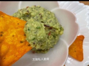 step2: 取牛油果肉後，立即加入青檸汁，可預防果肉氧化變褐色，之後用壓薯蓉工具壓牛油果，如沒有此工具可轉用叉壓成蓉