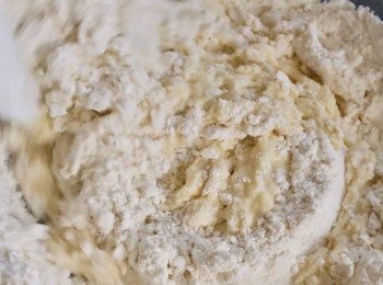 step1: 準備：
①將麵粉、糖、酵母和泡打粉混合
②鍋中加入牛油、少許鹽和牛奶。 用中火加熱。
*不要等到牛奶沸騰。把火關掉，繼續攪拌直到牛油完全融化。

將②倒入①中，攪拌至所有材料混合，沒有剩餘麵粉。