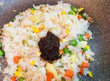 step2: 加入了 台塑椒麻干貝醬一起拌炒，提味