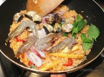 step5: 最後放入海鮮快速拌炒後，蓋上鍋蓋小火稍微燉一下，讓湯汁收乾即可起鍋。