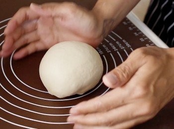 step2: 揉麵團約3~5分鐘。 
通常在揉 3 分鐘左右，麵團變得光滑。