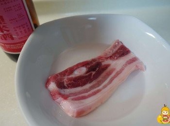 step3: 接下來要來清理肉品，建議可以用米酒清洗，不要單用生水喔，這樣會來得乾淨一點，還可以去一點豬的腥味