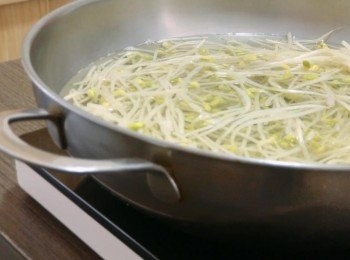 step4: 在沸水中加入一茶匙鹽和兩片薑片，加入大豆芽菜煮8-10分鐘。