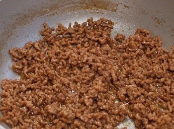 step4: 在平底鍋中加入一點點油
然後加入肉末
再加入調味醬汁拌炒一下。