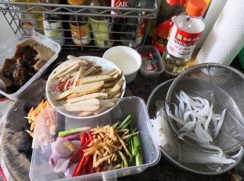 step2: 將所有配料及蔬菜切絲備用