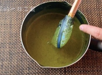 step2: 蛋黄 6个，一杯重奶油，炼乳45g,糖100g,抹茶粉20g 
这里的糖一次加完，后面的冰激凌部分就不在加糖了