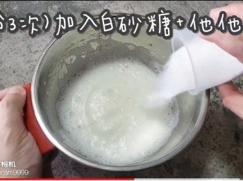 step21: (分3次)加入白砂糖和他他粉