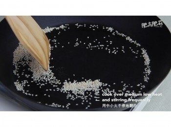 step4: 用中小火不停地翻炒芝麻, 炒至金黃色, 飄出油香味即可