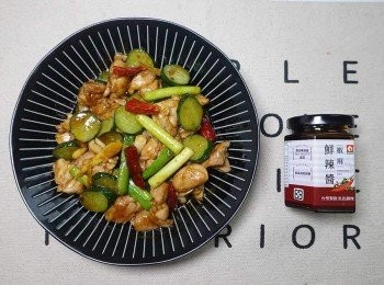 step5: 加入台塑椒麻鮮辣醬後原本看似不起眼的雞丁瞬間讓人覺得厲害，色香味俱全～