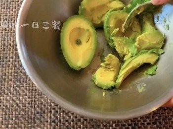 step3: 牛油果两个，加入半杯牛奶，打成果泥，这个果泥不要提前做，等需要的时候在做，牛油果非常容易氧化，做起来也很快，不用提前做好