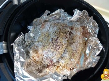 step10: 放入氣炸鍋，轉180度約15分鐘；翻面再180度約12分鐘，如果喜歡更酥脆口感的話，最後一道可以再轉200度大概2-3分鐘即可(最後一道步驟氣炸，可因人而異調整)