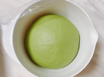 step5: 第一次發酵完成後，取出麵團，以木棍壓出氣泡，放上電子磅磅出麵團重量，平均分成3份麵團。