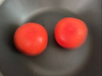 step1: 蕃茄先去蒂，底部用刀𠝹十字
放滾水中煮30秒
撈起放入冰水中，撕去外皮