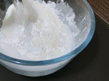 step3: 把馬蹄粉、澄麵粉和粘米粉加入250克水拌勻，然後把粉漿過篩備用。
