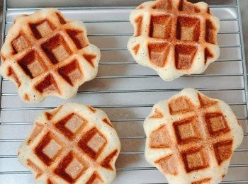 step5: 鬆餅機預熱完成之後，塗上適量牛油，把麵團放入加熱約3-4分鐘就完成。