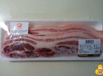 step1: 不用買太厚的豬五花，看個人喜好，我是求方便去全聯買比較薄然後肉多的，因為討厭肥肉太多，所以挑了滿久的，全聯價位約落在90~130元不等