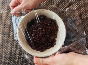 step1: 了一些小小的改变，纯抹茶口味，加了牛油果，蜜红豆，和巧克力

蜜红豆; 红豆   半杯糖  35g 这次加糖是例外都有甜味

放进压力锅，煮熟以后沥干红豆汤，再加 1TBS的糖，搅拌均匀放进冰箱入味，这个红豆放甜一点，后边冰淇淋的糖就少放点