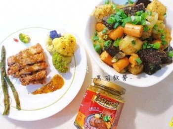 step14: 旁邊一樣點綴台塑餐飲的黑胡椒醬，炸豬五花沾上黑胡椒醬更有風味，本身醃漬出來的味道並不會太鹹，也是相當溫和的口味，所以再沾上黑胡椒醬相當剛好