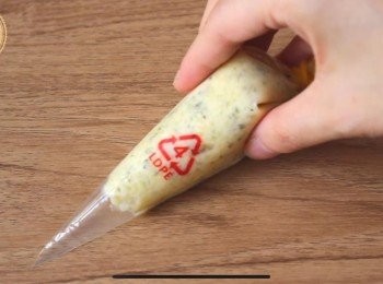 step7: 🟡<span class="group_2">蒜蓉牛油醬</span>🟡

現在來做<span class="group_2">蒜蓉牛油醬</span> 
將軟化的牛油加入蒜蓉 、鹽 、適量香草 然後均勻攪拌後放入裱花袋