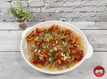 step9: 蒸好後小心取出，撒上些許蔥花，美味又可口的醬燒蒜蓉粉絲蝦球，輕鬆上桌，完成了。