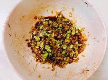 step3: 燒熱油，爆香乾蔥及蔥，最後加入糖、鹽、麻油、生抽及老抽攪拌均勻備用