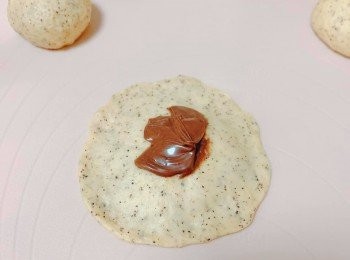 step4: 每個麵團包入榛子朱古力醬及少量珍珠糖。