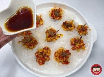 step7: 把蝦子都排好，挖一匙做好的醬料小心的排在蝦子尾周圍，每隻蝦都有義大利醬料圍繞，調味料平均淋在河粉上。