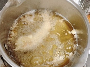 step4: 燒熱油至160-170度，把<span class="group_1">食材</span>沾滿粉漿放入油炸至金黃色取出