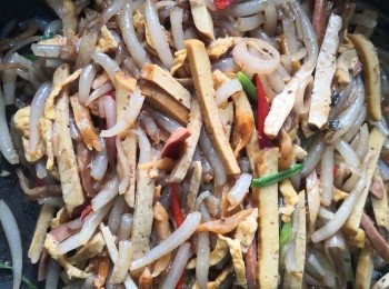 step1: 先將方便銀身粉用水浸泡散開格起水份備用