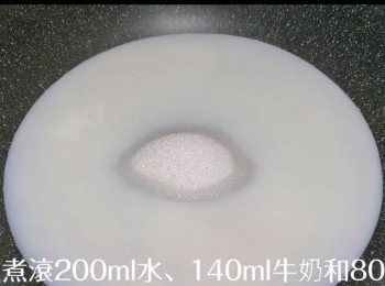 step2: 煮滾200ml水，加入牛奶、糖、煉奶、椰奶，搞拌均勻。