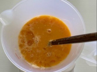 step6: 熱水加入糖、淡奶，拌勻。
加入蛋液混合，<span class="group_2">蛋漿</span>過篩，冷藏15分鐘。