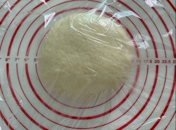 step4: 搓至光滑，蓋上保鮮紙休息15分鐘