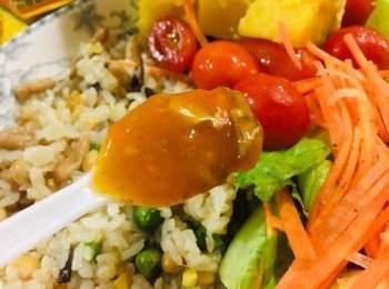 step2: 加入炒制好的台塑全素甘醇蘑菇醬，慢火快炒，炒至片刻後出鍋。
你看看一道美味有營養的素食炒飯就完成了!