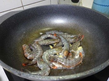 step1: 蝦子開背去腸泥，並依照個人習慣將蝦子的頭腳修剪備用，接著起油鍋爆香蒜頭，加入蝦子