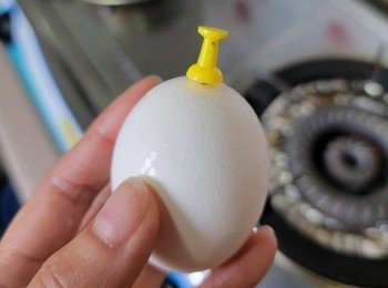step1: 用大頭針在室溫蛋較圓的一端刺一小孔(熟後會較易脫殼)