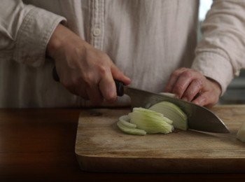 step1: 洋蔥切片、薑切絲、牛肉片切對半