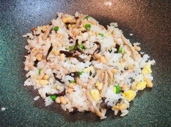 step1: 倒入油，炒蛋，先盛到盤子放在旁邊。
再放入香菇、木耳、豌豆慢火快炒，
最後將炒蛋放入鍋中。