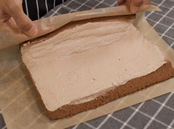 step5: 製作<span class="group_3">朱古力奶油</span>：
將鮮忌廉和糖倒入碗中
加入已融化的朱古力攪拌均勻
用電動打蛋器打發成奶油狀。

放涼後的蛋糕表面塗抹奶油
然後捲起來。放入雪櫃1小時以上！

*蛋糕表面輕輕的切3條線 
會更容易把蛋糕捲起來
詳細請參考影片！

完成！