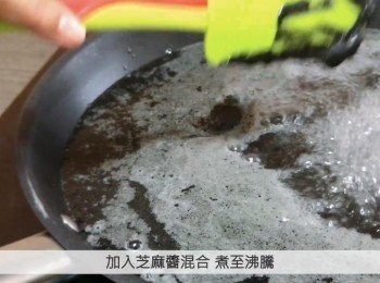 step4: 加入800克水至鍋中，煮沸後加入冰糖，用小火煮至溶化，再加入芝麻醬混合並煮至沸騰。